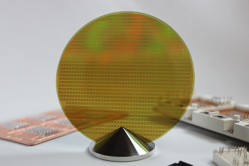 6e2fbf7ba8bd4b78b36b50fc531ecdcd.jpg Infineon-SiC-Wafer.jpg